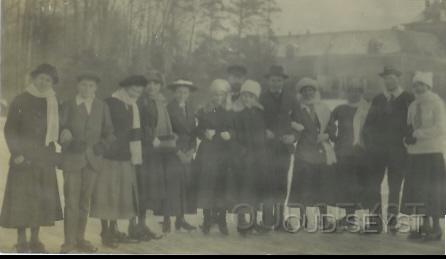 Het Slot-1917-001.jpg - Groepsfoto van schaatsende jongeren op de slotvijver achter slot Zeist. Wie herkent zichzelf, familie of bekenden? Neem contact met ons op. Foto genomen, vanaf de Waterigeweg, in februari 1917.